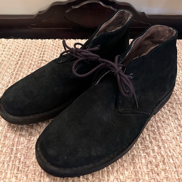 UGG Black Suede Chukka Boots Men\'s Size 9 Lace Up Vibram Sole Business Casual